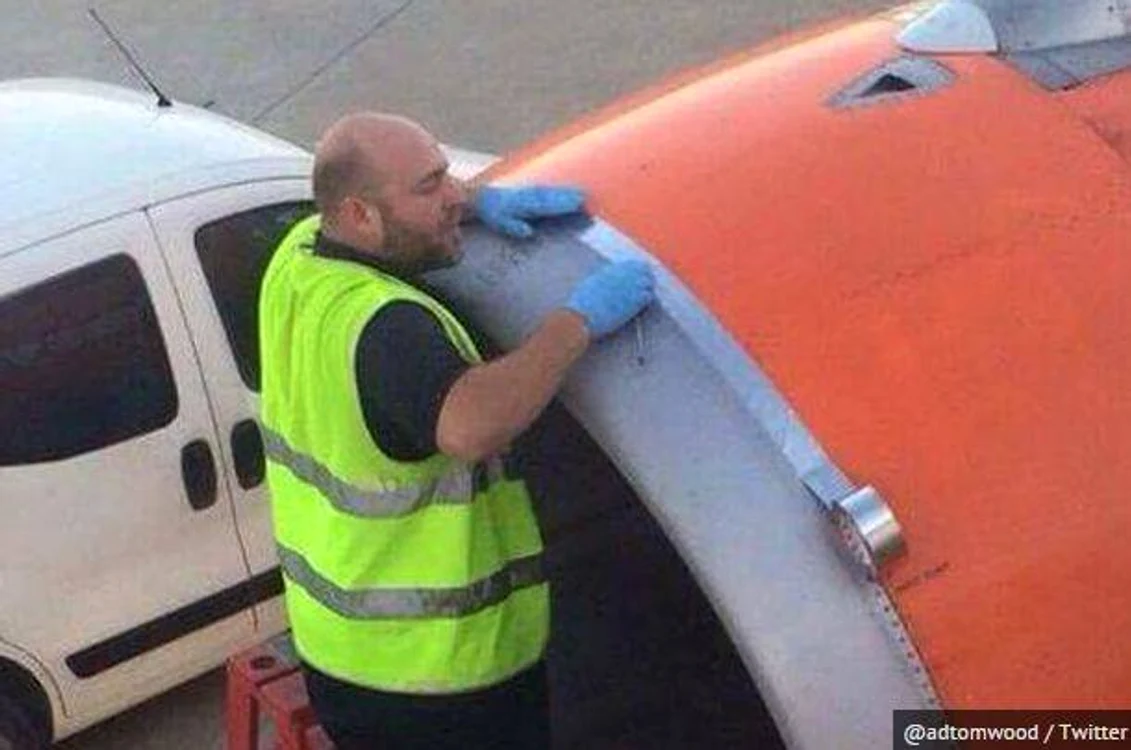 
    În imaginea care a devenit virală, un mecanic pare că repară avionul cu scotchfoto: Arhiva personală  