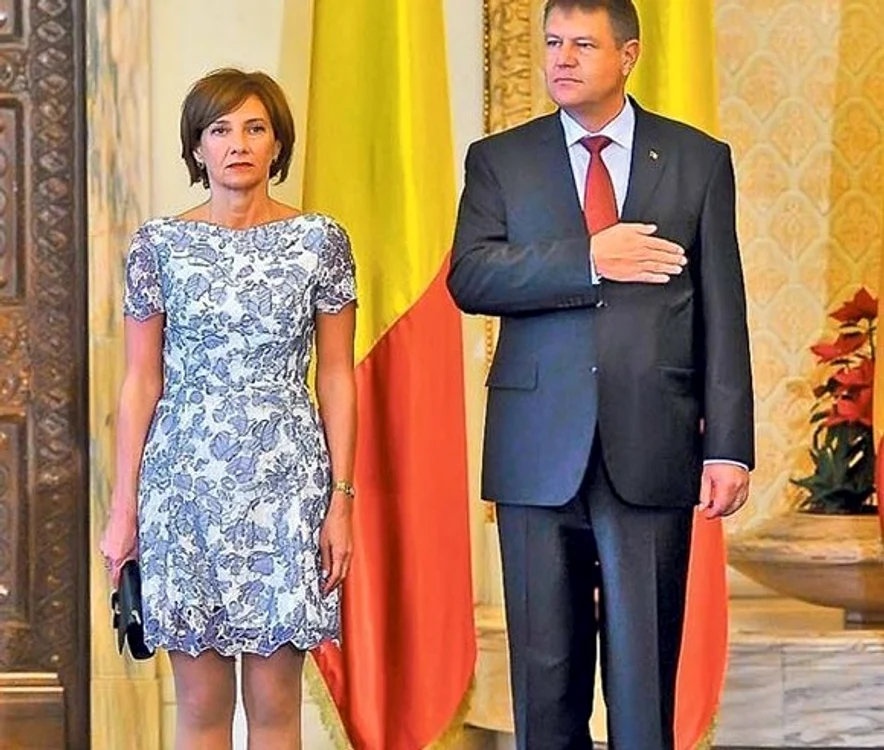 Rochia aleasă de Carmen Iohannis pentru ceremonia de depunere a jurământului a fost considerată prea îndrăzneață