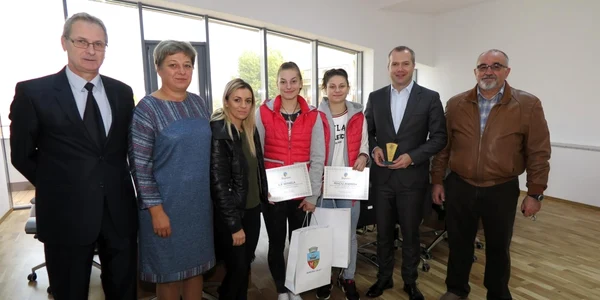 Cele două tinere sportive alături de antrenori şi de primarul Galaţiului FOTO PMG
