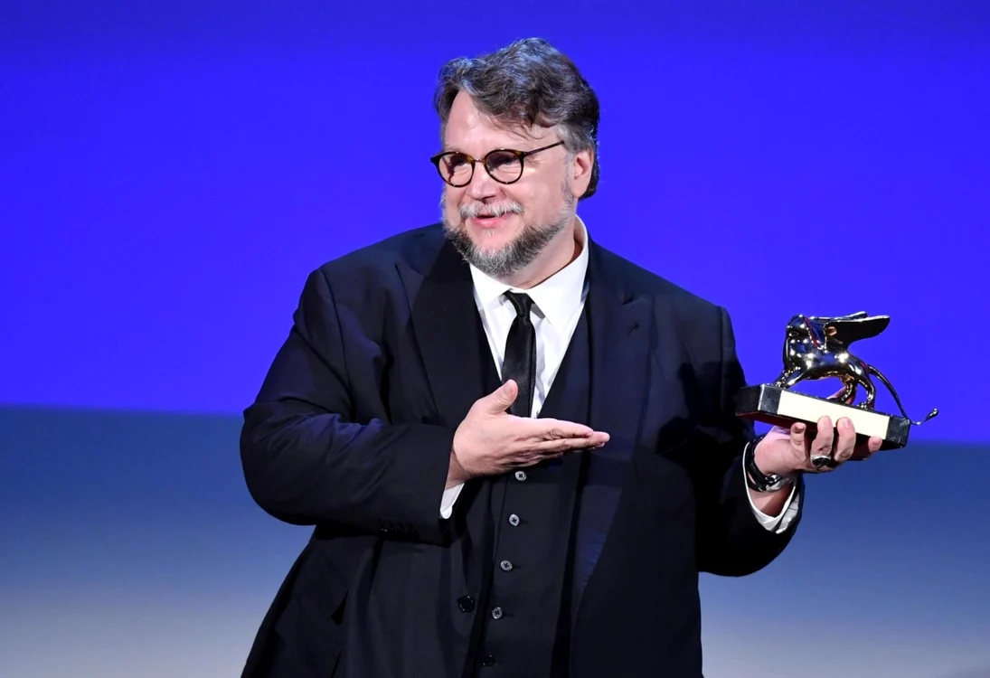 Guillermo del Toro primind premiul Leul de Aur/ Foto: EPA