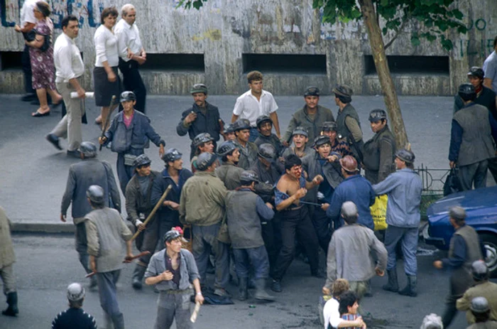 
    Toți cei care au fost prinși în Piața Universității, în zilele de 13-15 iunie 1990, au fost bătuți crunt de mineri  