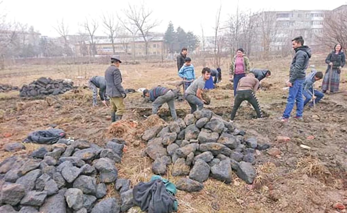 
    Poliţiştii locali  au întrerupt  momentan „mineritul”  