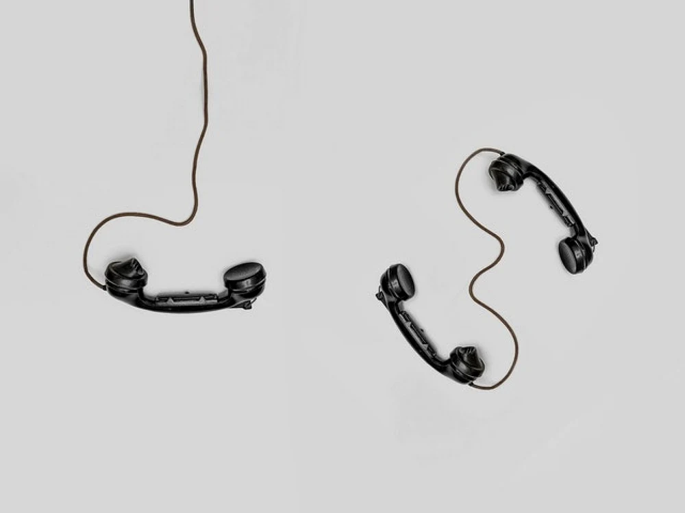 Uneori este dificil să te faci înţeles în limba maternă, la birou, dar când comunicăm şi într-o limbă străină, atunci este cu atât mai greu să susţii un nivel ridicat al comunicării asertive.