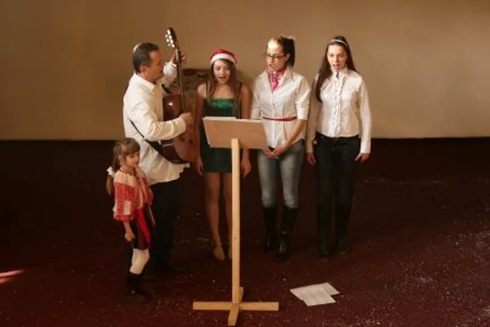 Spectacol umanitar la Colegiul Naţional Ştefan Velovan