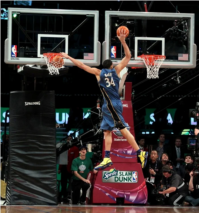 Javale McGee a reușit un slam dunk impresionant, la doua panouri in acelasi timp