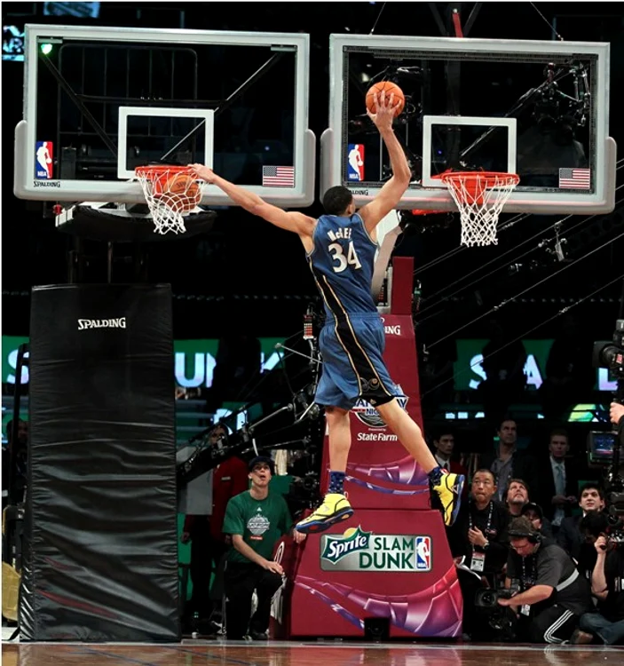 Javale McGee a reușit un slam dunk impresionant, la doua panouri in acelasi timp