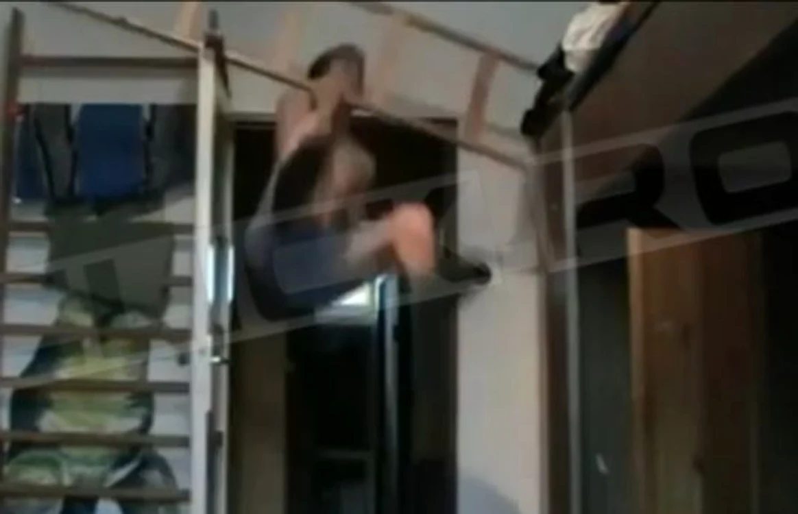 
    Tânărul a vrut să facă pe Vandame, dar s-a ales cu dureri groaznice  