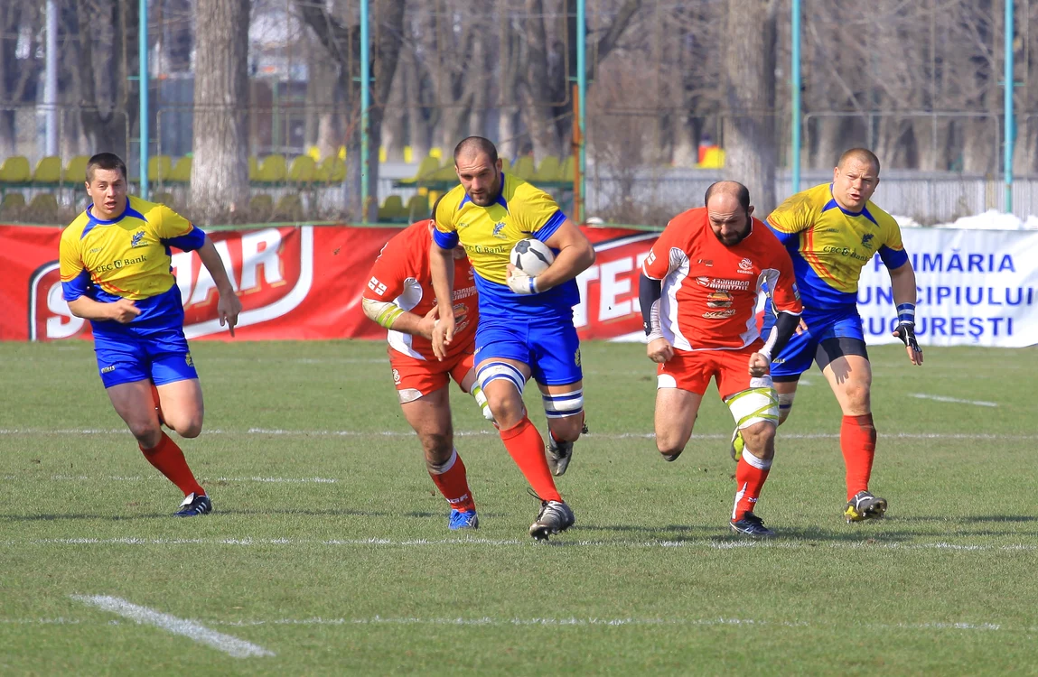 
    Valentin Ursache (cu balonul) iniţiază un atac flancat de Cătălin Dascălu şi Marius Tincu Foto: Marian Burlacu  