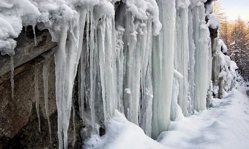 camera man icicles 8445566 1280 jpg