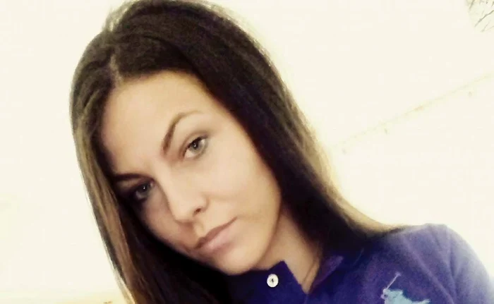 Filmarea arată cum bărbatul s-a furişat în spatele tinerei şi a atacat-o cu bestialitate