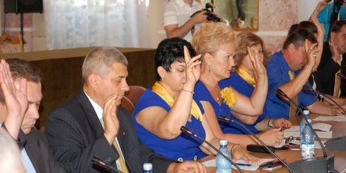 Consilierele din PNL s-au îmbrăcat în culorile partidului