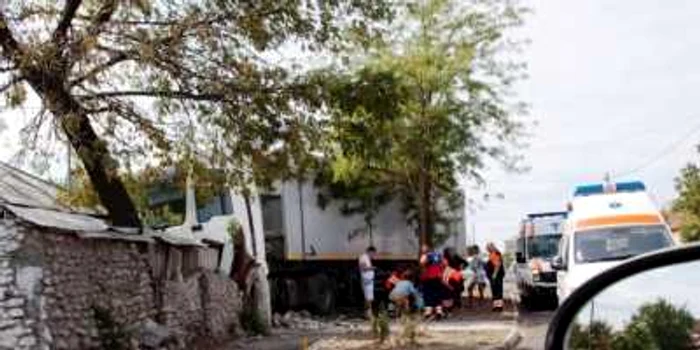 A intrat în casă cu TIR-ul (foto Remus Serban)