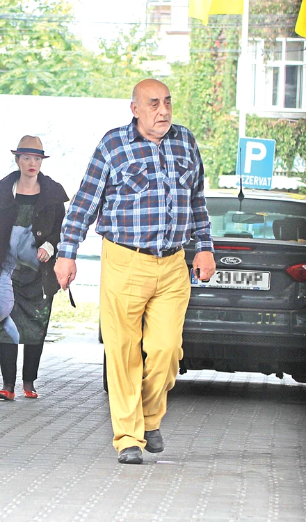 
    Fostul edil a ieşit cu pantalonii uzi de la toaletăFoto: Click!  