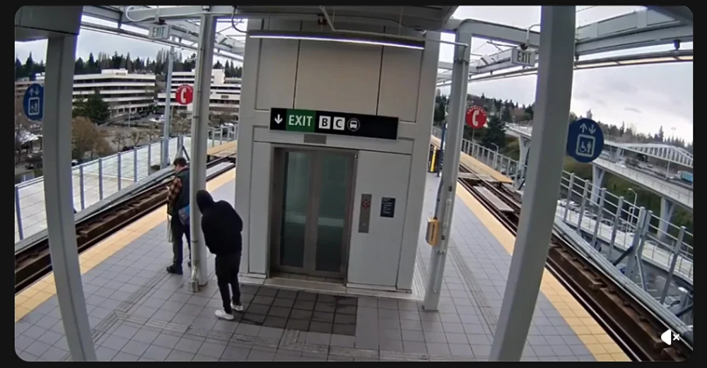 Video viral din Seattle: un bărbat încearcă să împingă un pasager în fața trenului. Reacția oamenilor