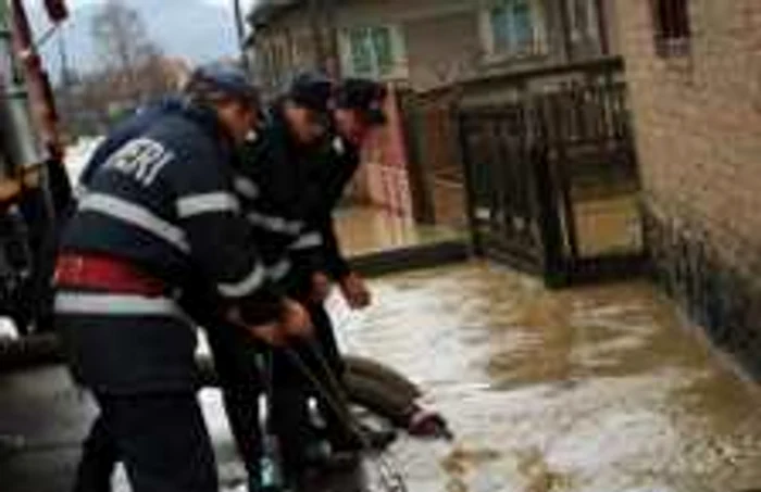 Inundaţiile au afectat zeci de gospodării şi anexe.(Foto: I.S.U. Hunedoara)