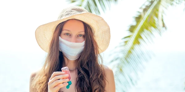 Vara la plaja cu masca pe fata - tanara in costum de baie FOTO Shutterstock 