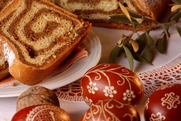 
    Poți evita îngreunarea digestiei, făcând pauze de câte 15 minute între alimentele mai consistente.www.clickpentrufemei.ro  