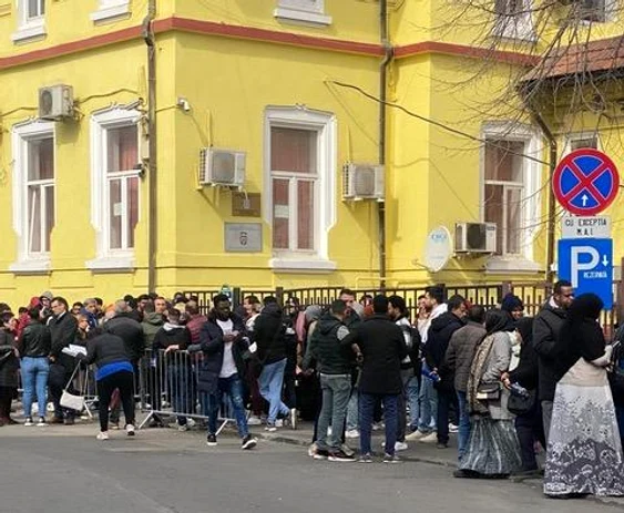 Oamenii stau la cozi imense la IGI