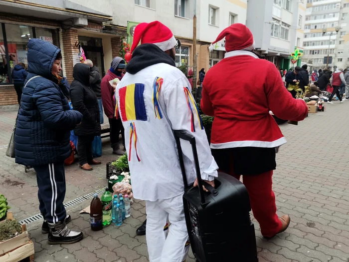 Nici „colindătorii” nu reușesc să le scoată oamenilor banii din portofel FOTO: A.M.