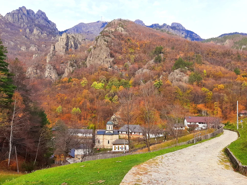 Mănăstirea Stânișoara din Parcul Național Cozia una dintre Meteorele României din Vâlcea Foto Cătă C