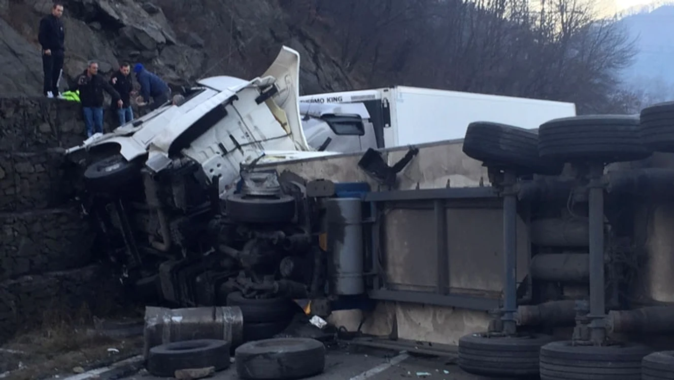 Doi dintre șoferi autocamioanelor au fost încarcerați (foto:voceavalcii.ro)