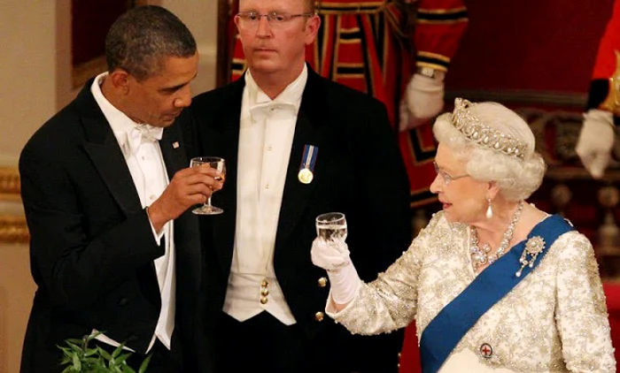 Regina Elisabeta a II-a alături de actualul președinte american, Barack Obama, care s-a născut după încoronarea monarhului britanic (este născut în 1961).
