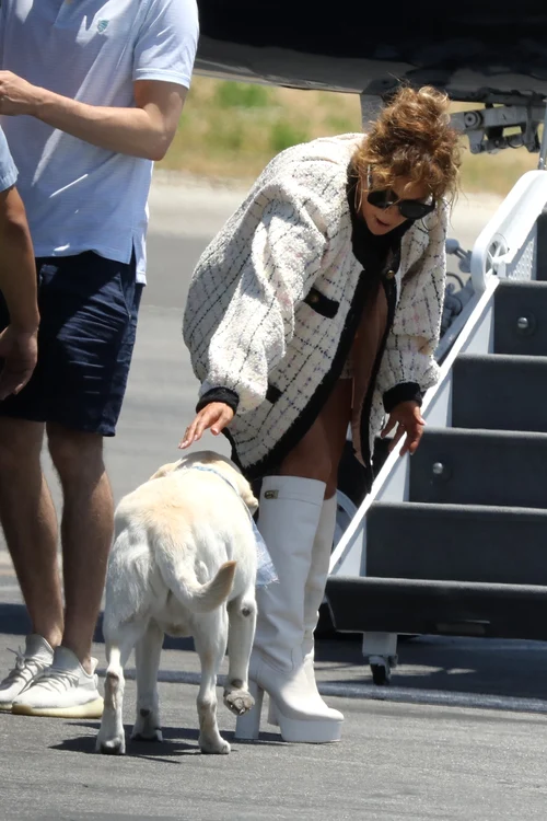 
    Jennifer Lopez, îmbărcată în Channel și Gucci, a întors toate privirileFoto Profimedia  