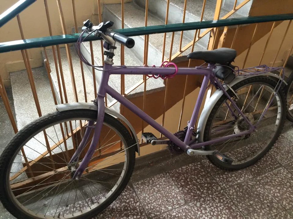 Bicicleta de pe casa scării, motiv de bătaie între vecini. Foto: gazetadinvest.ro