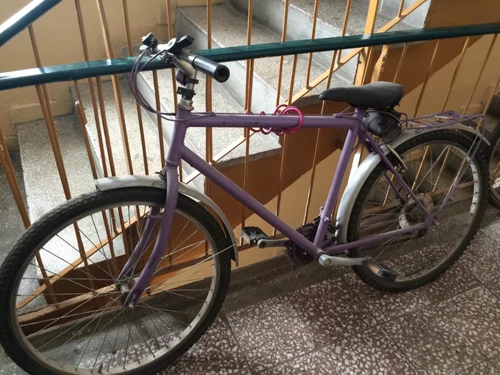Bicicleta de pe casa scării, motiv de bătaie între vecini. Foto: gazetadinvest.ro