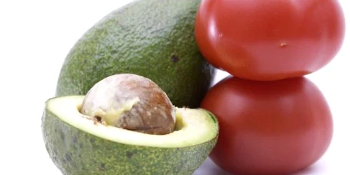 Atunci când combini roşiile cu avocado, beneficiezi din plin de substanţele nutritive din aceste legume