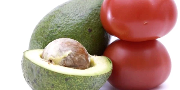Atunci când combini roşiile cu avocado, beneficiezi din plin de substanţele nutritive din aceste legume