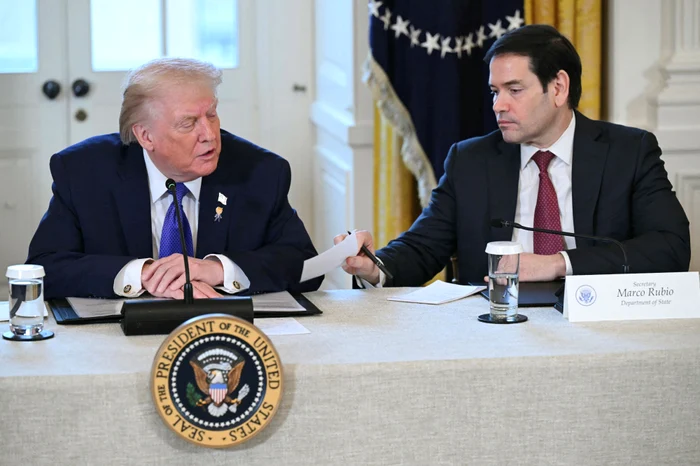VIDEO Momentul în care Trump citește din greșeală cu voce tare un bilet primit de la Marco Rubio la o întâlnire cu giganții petrolieri