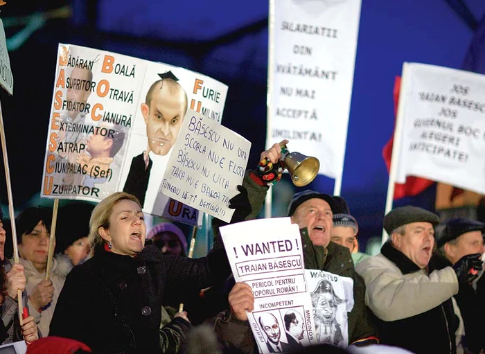 De zece zile, românii ies în stradă şi cer demisia preşedintelui Traian Băsescu