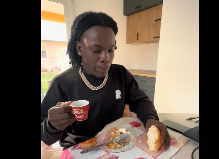 Reacția unui american care a gustat sarmale, salată boeuf și vișinată pentru prima dată: ce combinație inedită a inventat. „De atunci îmi cere zilnic”