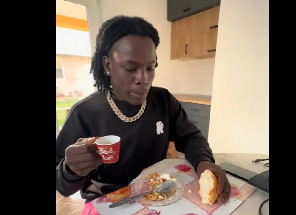 Reacția unui american care a gustat sarmale, salată boeuf și vișinată pentru prima dată: ce combinație inedită a inventat. „De atunci îmi cere zilnic”