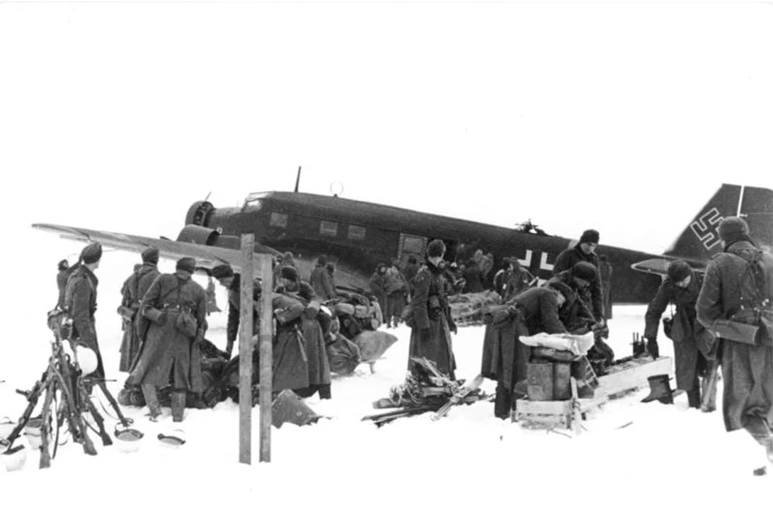 Avioane de transport Junkers Ju-52 aprovizionează forțele germane de pe Frontul de Est