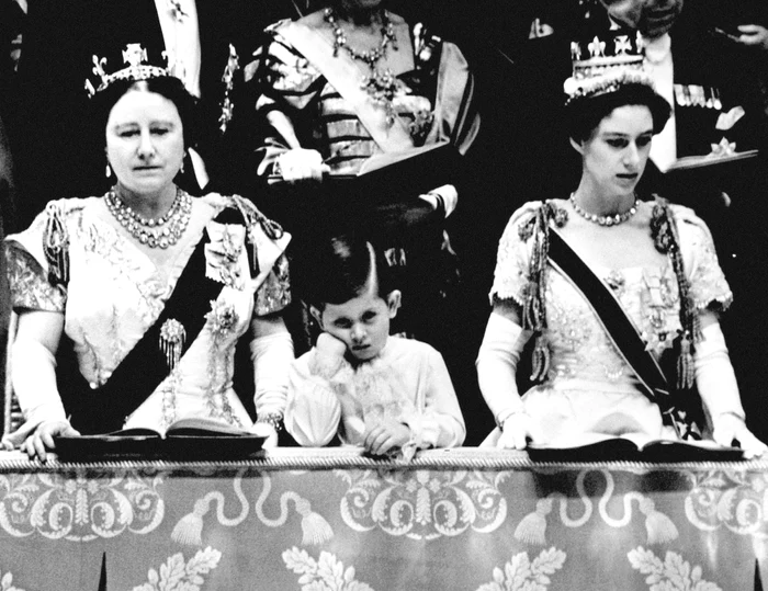 Micuțul Charles în 1953, flancat de Regina mamă și Prințesa Margaret, mătușa sa