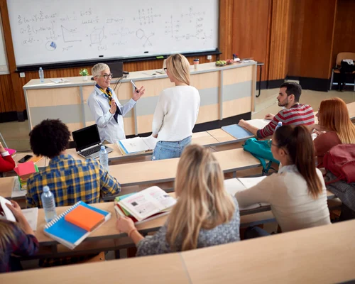 Profesor - studenti FOTO Shutterstock 