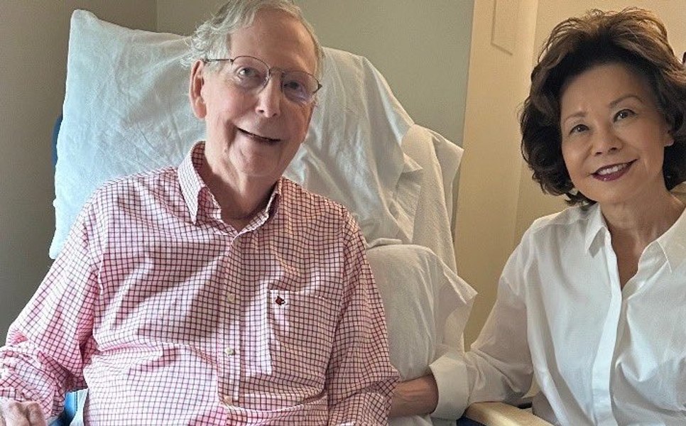 Misterul din jurul senatorului Mitch McConnell. Fotografia care trebuia să liniștească America a declanșat un val de teorii ale conspirației