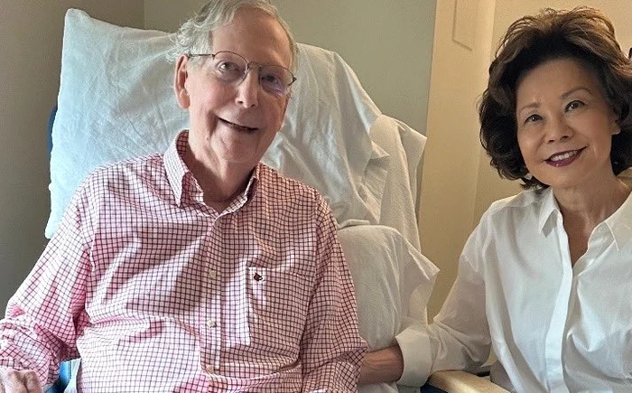 Senatorul republican Mitch McConnell, alături de soția sa Elaine Chao/FOTO:X