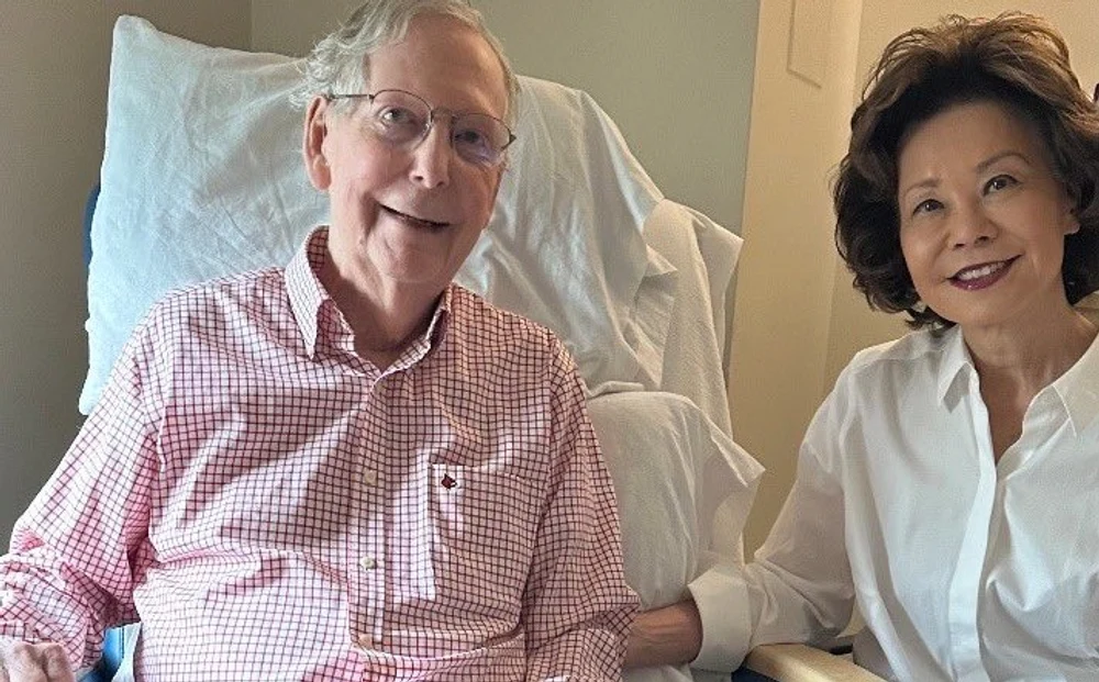 Misterul din jurul senatorului Mitch McConnell. Fotografia care trebuia să liniștească America a declanșat un val de teorii ale conspirației