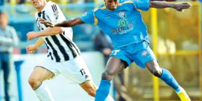 Valentin Sandu (stânga) şi Semedo, într-o dispută „oarbă“ pentru minge
