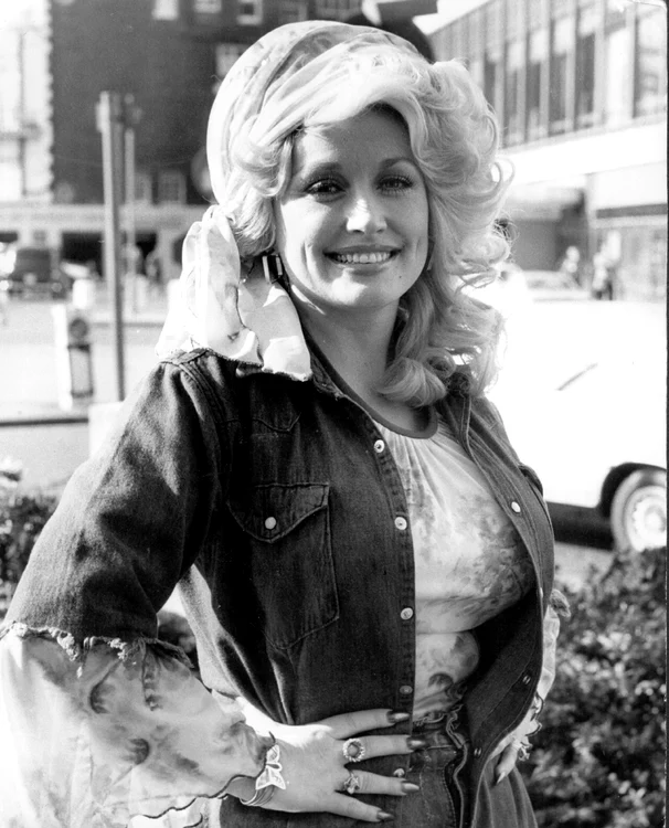 Dolly Parton, imagine alb-negru din 1977