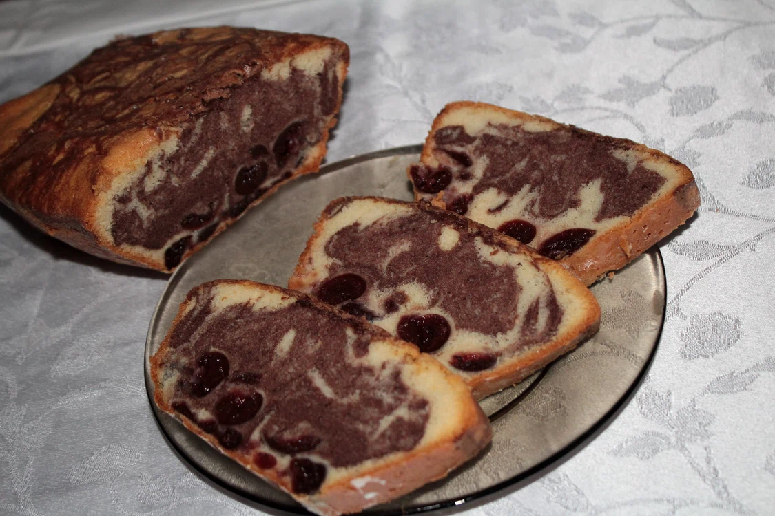
    Chec cu cacao şi vişine  