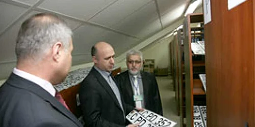 Plăcile de înmatriculare de tip nou vor ajunge marți la primii șoferi 