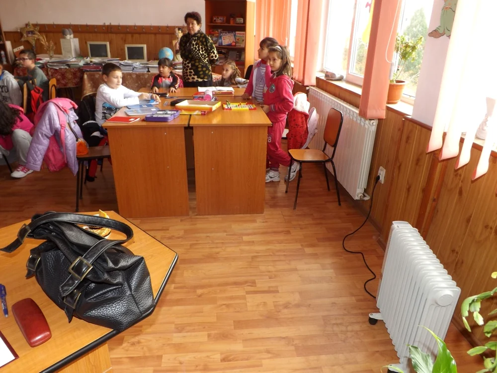 Un calorifer electric cumpărat de părinţi pentru ca elevii să nu stea în frig FOTO Corina Macavei