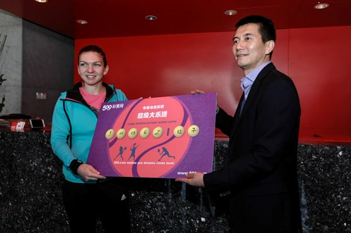 
    Simona Halep a completat cu grijă numerele pentru loteria chinezăFoto doartenis.ro  