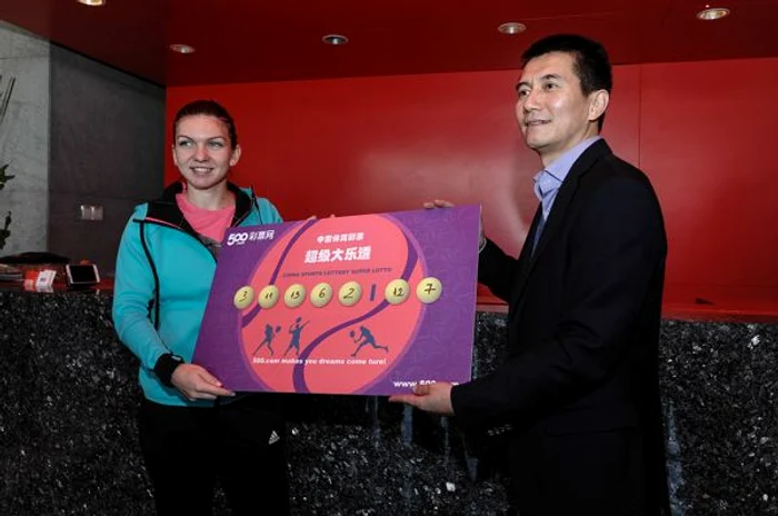 
    Simona Halep a completat cu grijă numerele pentru loteria chinezăFoto doartenis.ro  