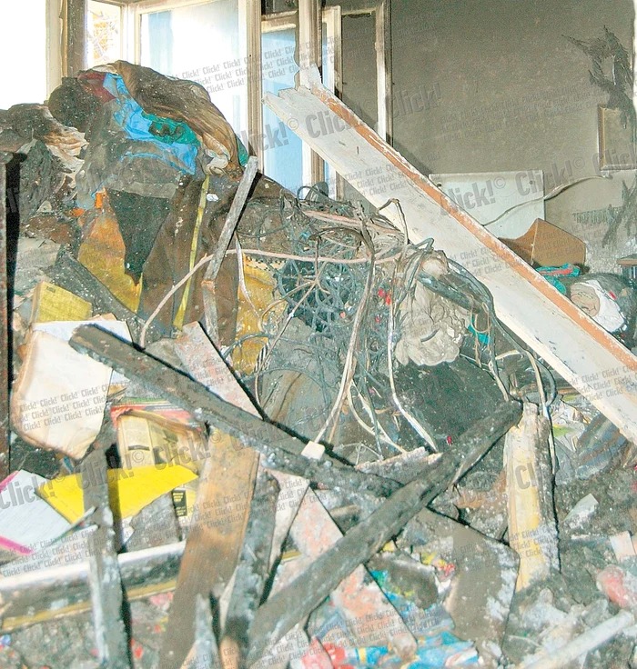 
    Apartamentul situat la etajul 3 era  plin de gunoaie (fotografii: roberto sălceanu)  