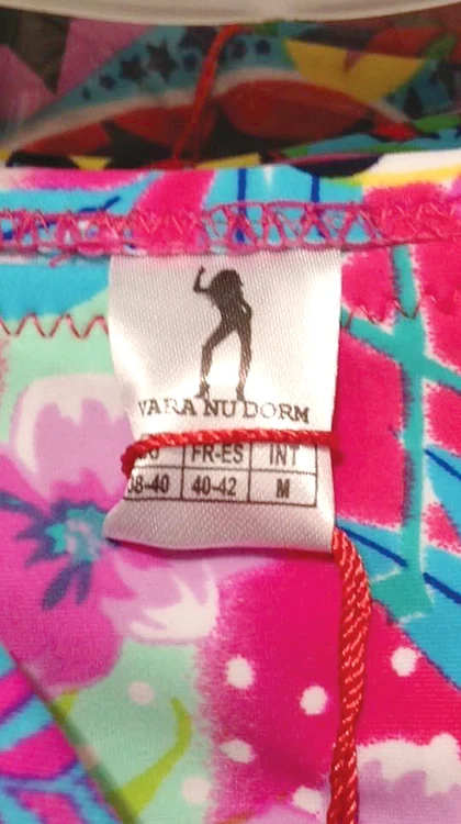 Versul “Vara nu dorm”  apare pe eticheta  costumelor de baie